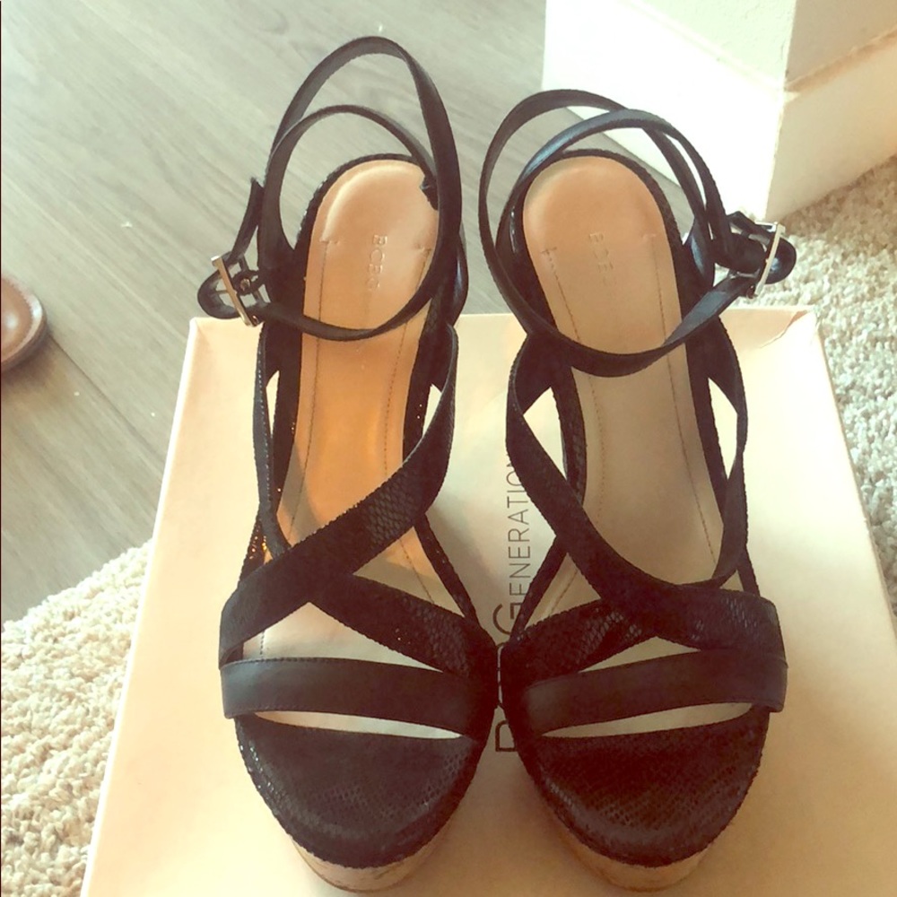 BCBGeneration Rizza Black/Sandalwood Snake Wedges